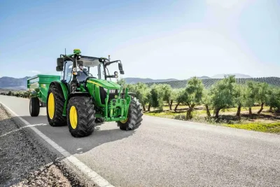 Díky kompaktnímu poloměru otáčení 4,1 m poskytuje řada John Deere 5M skvělou manévrovatelnost.